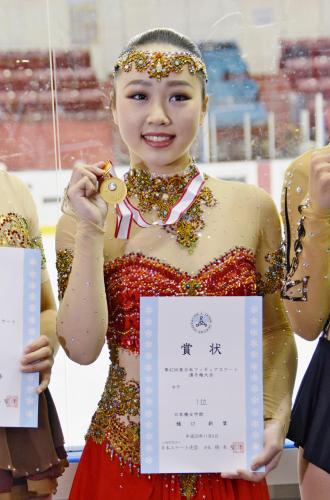 フィギュアスケート東日本選手権で優勝し、表彰式で笑顔の樋口新葉