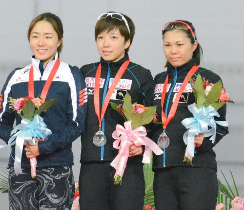Ｗ杯女子５００メートルで開幕２連勝を飾った小平奈緒（中央）と、３位の辻麻希（右）