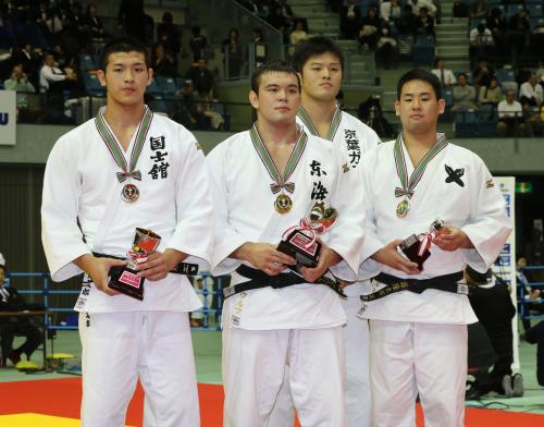表彰式を終えポーズをとる男子１００キロ級（左から）２位・飯田健太郎、１位のウルフ・アロン、３位・下和田翔平、３位の後藤隆太郎