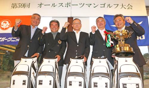 団体の部で優勝したソフトテニスの（左から）橋本茂樹、神崎公宏、西田豊明、山口眞護、中津川澄男