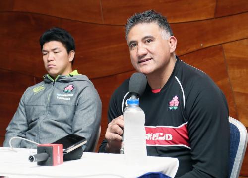 ウェールズ戦の登録メンバーを発表するラグビー日本代表のジョセフ・ヘッドコーチ。左は共同主将のＣＴＢ立川