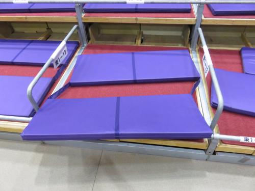 九州場所の枡席に敷かれている座布団は投げられない仕様になっている