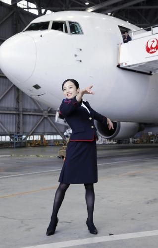 日本航空とのスポンサー契約発表会で、客室乗務員の制服姿でポーズをとるフィギュアスケートの本田真凜