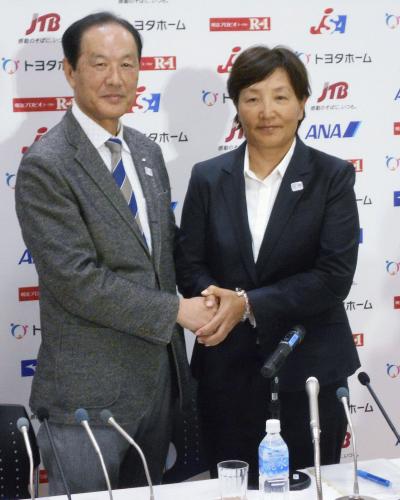 三宅豊選手強化本部長（左）と握手するソフトボール女子日本代表の宇津木麗華監督
