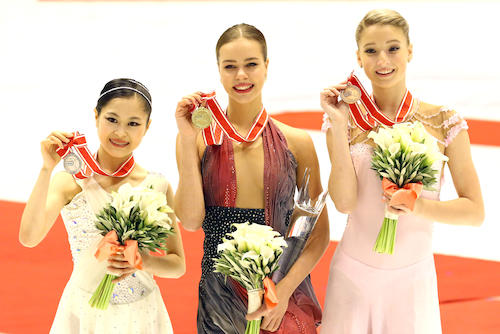 ＜ＮＨＫ杯女子フリー＞（左から）２位の宮原知子、優勝したポゴリラヤ、３位のソツコワ