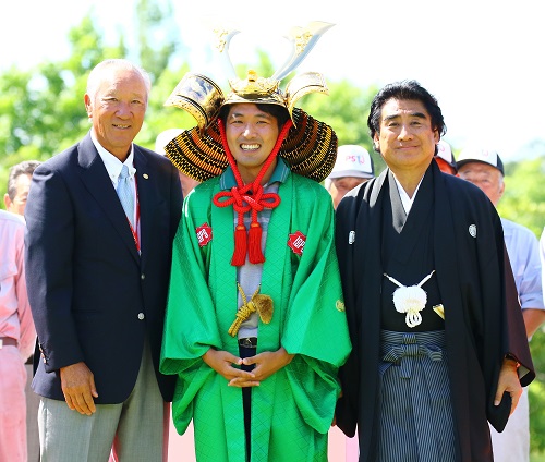今年６月、ＩＳＰＳハンダグローバルカップで優勝した朴ジュンウォン（中央）、青木功ＪＧＴＯ会長（左）と半田晴久ＩＳＰＳ会長