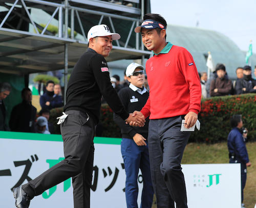 １番、スタート前に笑顔で握手する谷原秀人（左）と池田勇太