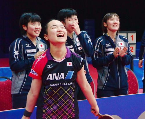 女子団体決勝で中国を破り笑顔の（左から）平野、伊藤ら