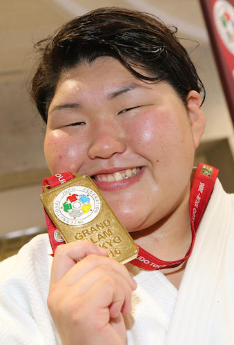 女子７８キロ超級で優勝し、金メダルを手に笑顔の朝比奈