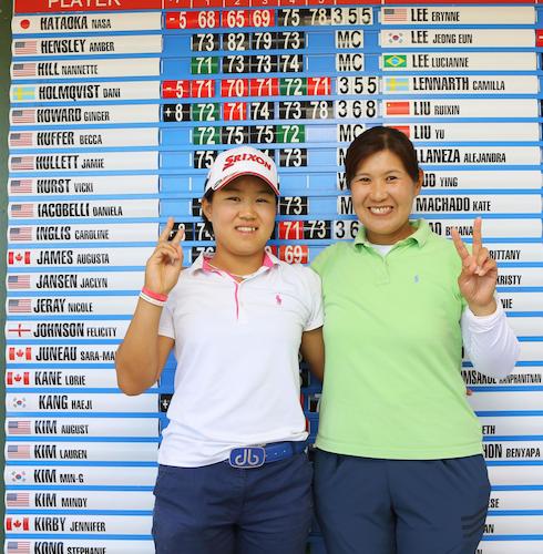 通算５アンダーで米女子ゴルフツアー出場権を獲得し、母親の博美さん（右）と喜ぶ畑岡奈紗