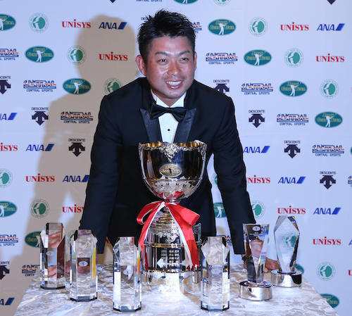 今季獲得した７つのトロフィーを前に笑顔の池田勇太