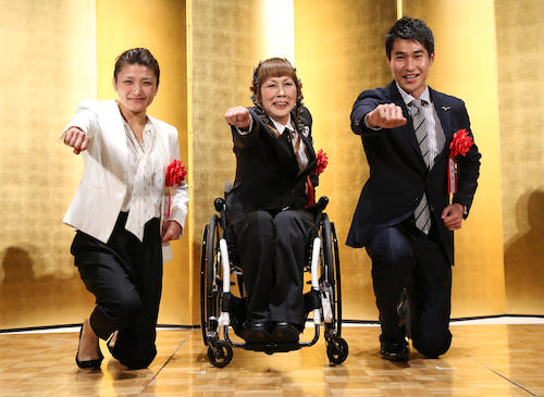 スポーツニッポンフォーラム「ＦＯＲ　ＡＬＬ２０１６」グランプリを受賞し侍ポーズを見せる（左から）伊調馨、別所キミヱ、飯塚翔太