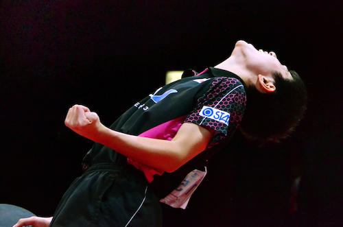 卓球の世界ジュニア選手権男子シングルス決勝で雄たけびを上げる張本智和