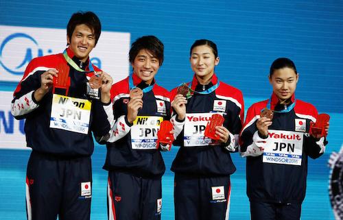 混合２００メートルメドレーリレーで獲得した銅メダルを手に喜ぶ（左から）古賀淳也、山中祥輝、池江璃花子、大内紗雪