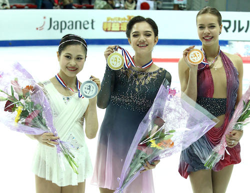 メダルをかざす（左から）宮原知子、メドベージェワ、ポゴリラヤ