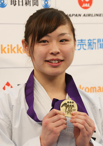 ＜全日本空手道選手権　表彰＞メダルを手に笑顔の植草。涙が頬に残る