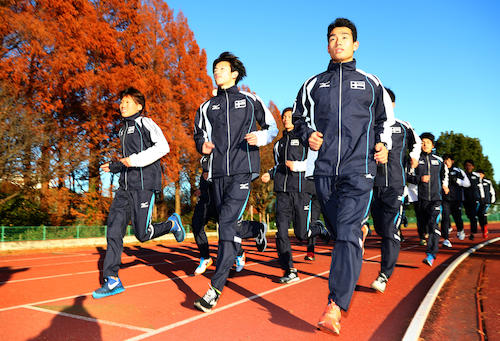 先頭に立って練習する（左から）東海大・鬼塚、関、館沢