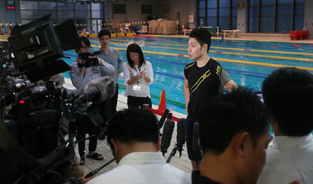 ＜水泳　インターナショナル合宿＞練習後、報道陣の質問に答える萩野