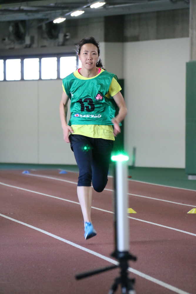 ７人制ラグビー女子日本代表のトライアウトで４０メートル走を行う元陸上１００メートル障害の寺田明日香