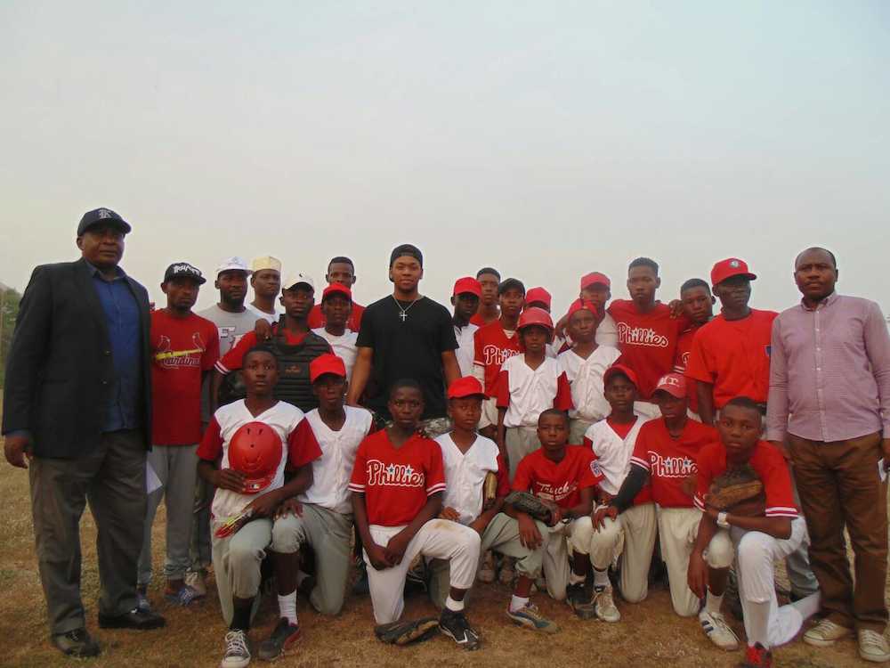 ナイジェリアで野球教室を行ったオコエ（楽天球団提供）
