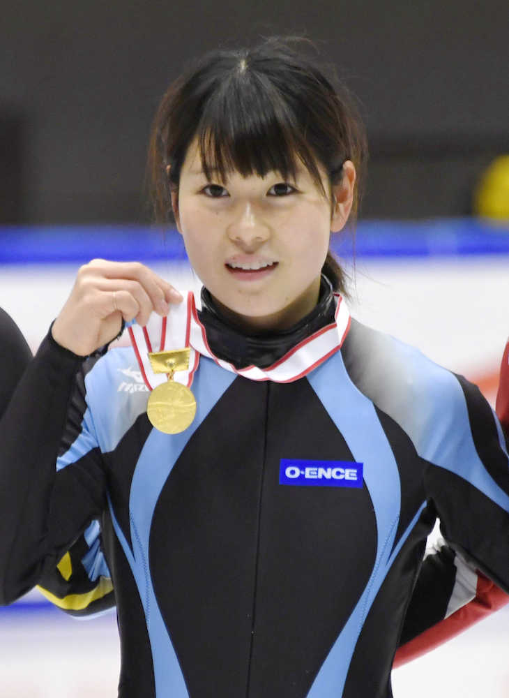 女子１５００メートルの表彰で、メダルを掲げ笑顔の斎藤仁美