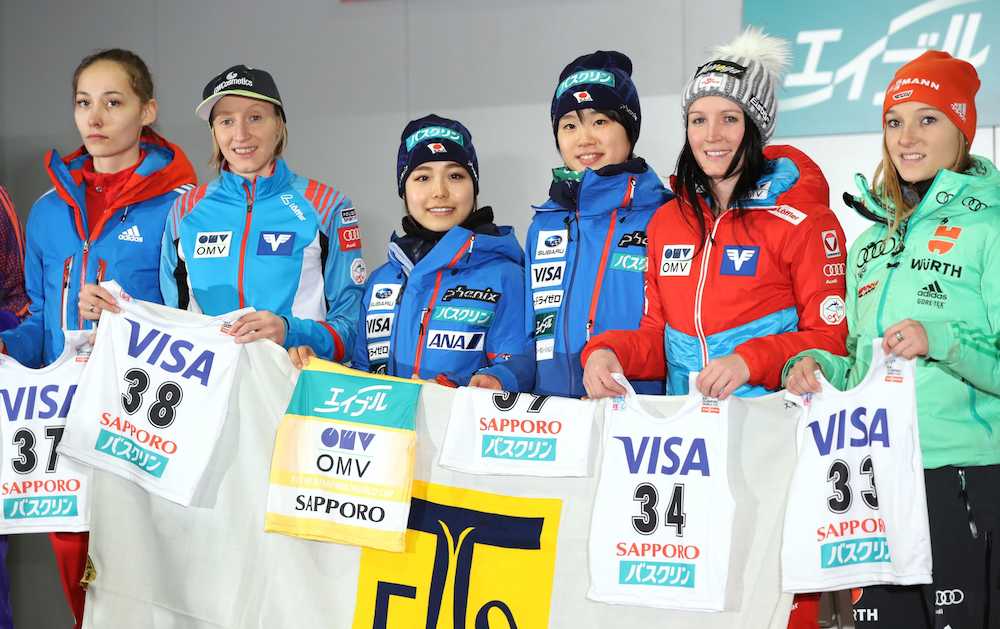 Ｗ杯ジャンプ女子札幌大会のＰＲイベントに参加した高梨沙羅選手（左から３人目）と伊藤有希選手（同４人目）ら