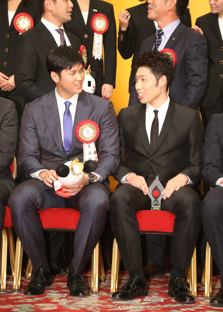 ＜テレビ朝日ビッグスポーツ大賞＞受賞者の記念撮影前に談笑する大谷（左）と萩野