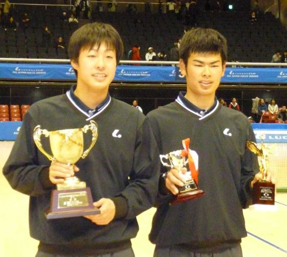 大会初の高校生優勝を飾った（左から）上松、本倉組