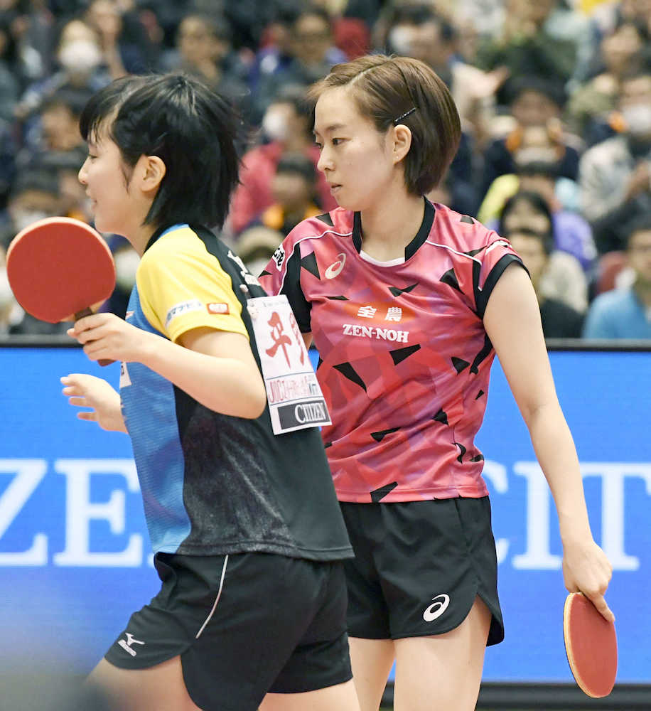 女子シングルス決勝で平野美宇（左）に敗れた石川佳純