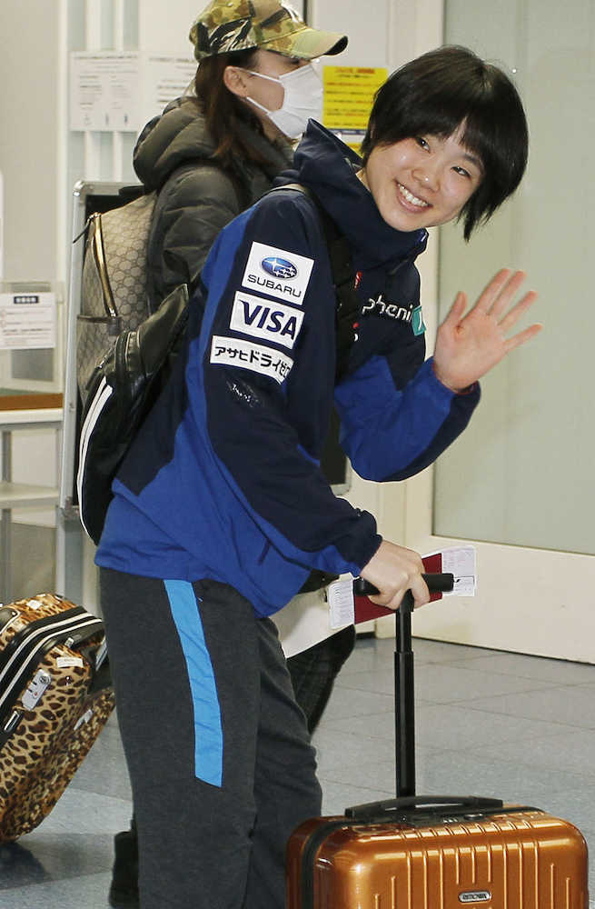 Ｗ杯のため羽田空港を出発するジャンプ女子の伊藤有希