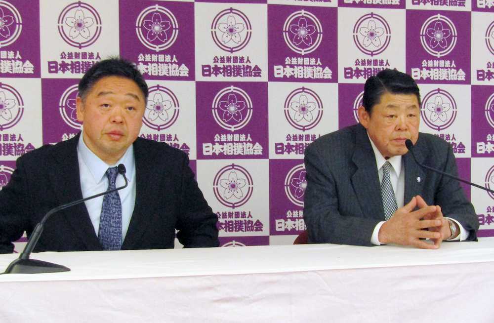 記者会見する、日本相撲協会の職務変更で審判部入りした山科親方（右）と千賀ノ浦親方