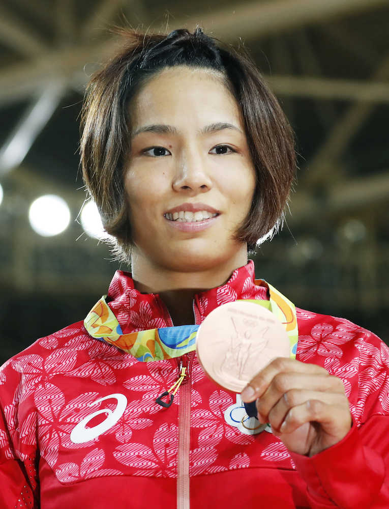 ＜リオデジャネイロ五輪・柔道＞女子５７キロ級で３位となり、銅メダルを掲げ笑顔の松本薫