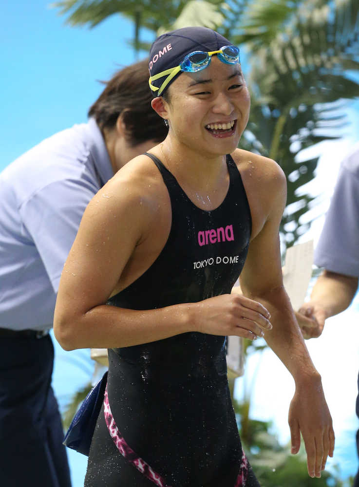 ＜水泳東京都選手権＞女子４００メートル個人メドレーを高校新記録で制した牧野紘子は笑顔を見せる