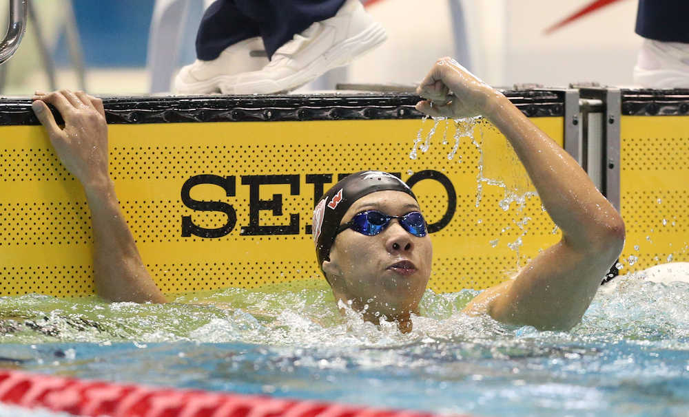 東京都選手権男子２００メートル平泳ぎを世界新記録で制した渡辺一平はガッツポーズ