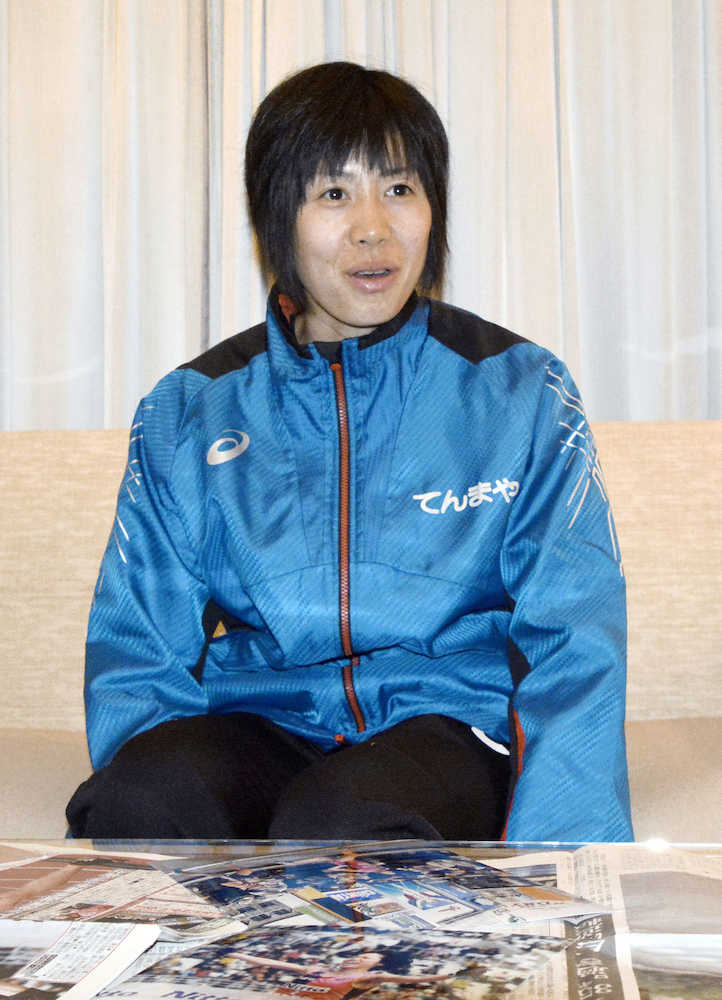 大阪国際女子マラソン優勝から一夜明け、取材に応じる重友梨佐