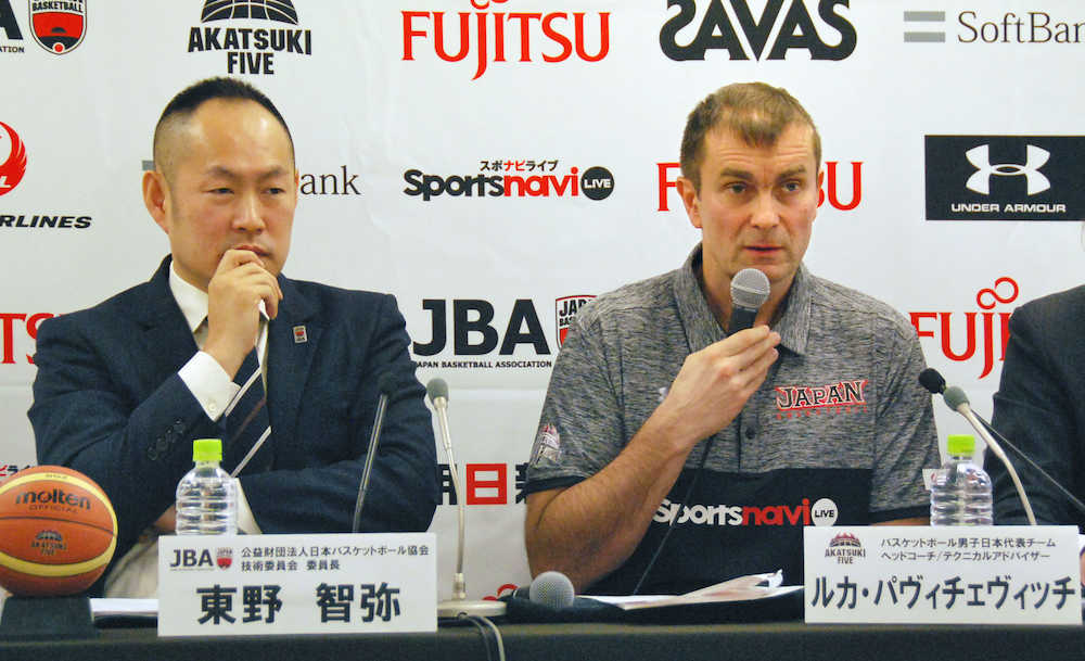 記者会見するバスケットボール男子日本代表　のルカ・パビチェビッチ技術委員会アドバイザー（右）ら