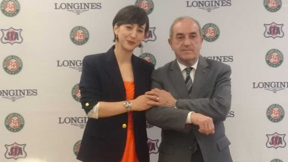 ローランギャロス日本親善大使に就任した滝川クリステル（左）とフランステニス連盟のガシャサン会長
