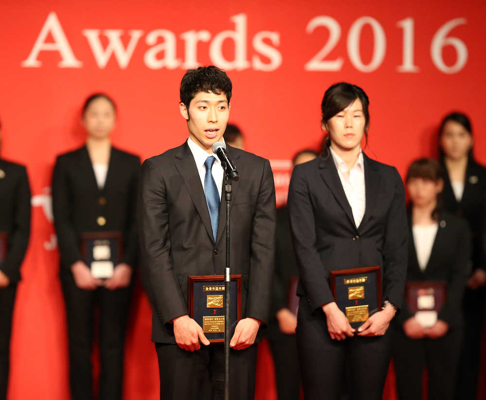 最優秀選手賞に選ばれてスピーチをする萩野公介。右は金藤理絵