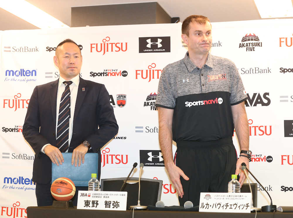 日本代表の出場選手を発表する東野智弥・ＪＢＡ技術委員長（左）とルカ・パヴィチェヴィッチ男子日本代表チームヘッドコーチ代行