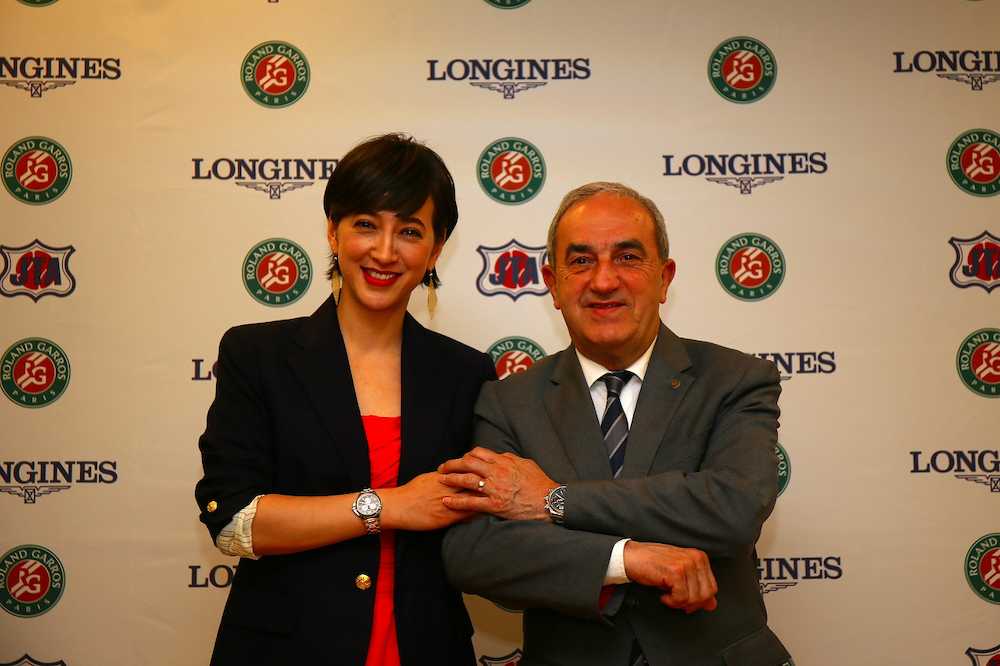 滝川クリステル（左）と仏テニス連盟ガシャサン会長