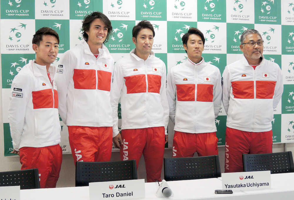 男子テニスのデ杯ワールドグループ１回戦を前に、記者会見した（左から）西岡良仁、ダニエル太郎、内山靖崇、杉田祐一、植田実監督