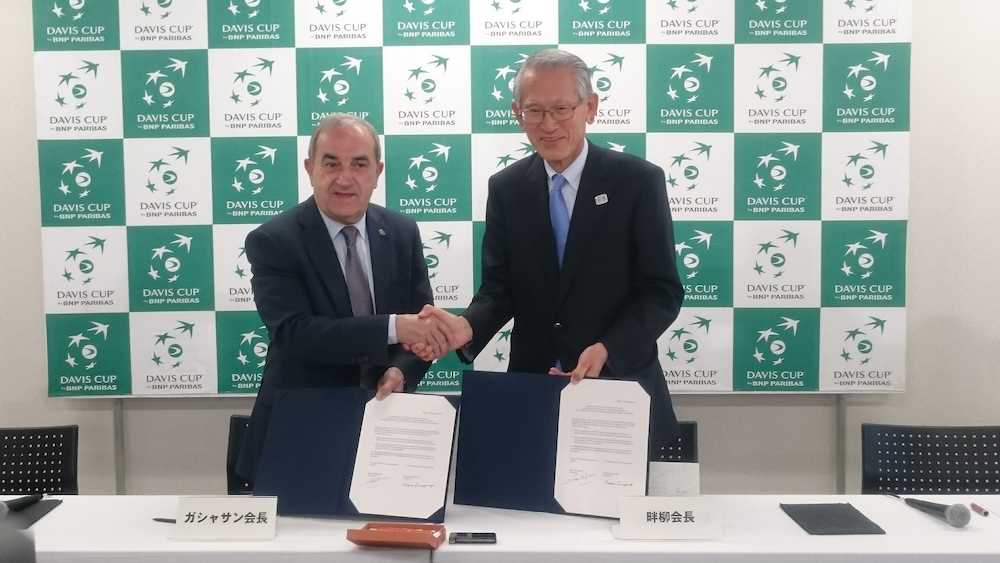 提携発表の会見に出席した日本テニス協会の畔柳会長（右）とフランス連盟のガシャサン会長