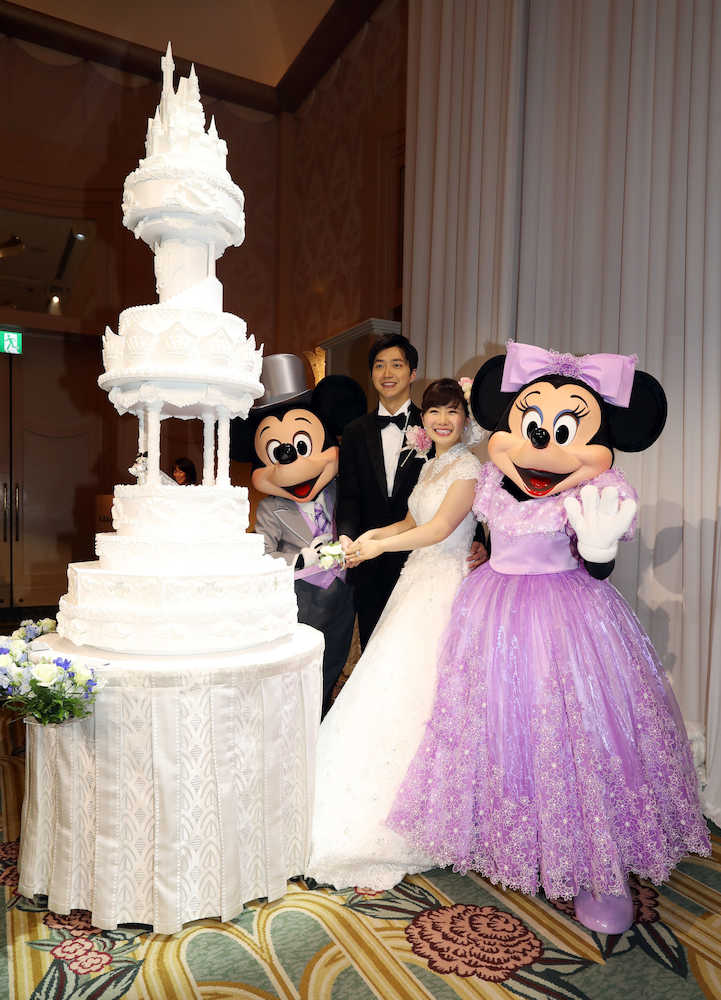 ディズニーアンバサダーホテルでの結婚披露宴で、ミッキーマウス、ミニーマウスが立ち会う中、ケーキカットをする江宏傑（左）と福原愛