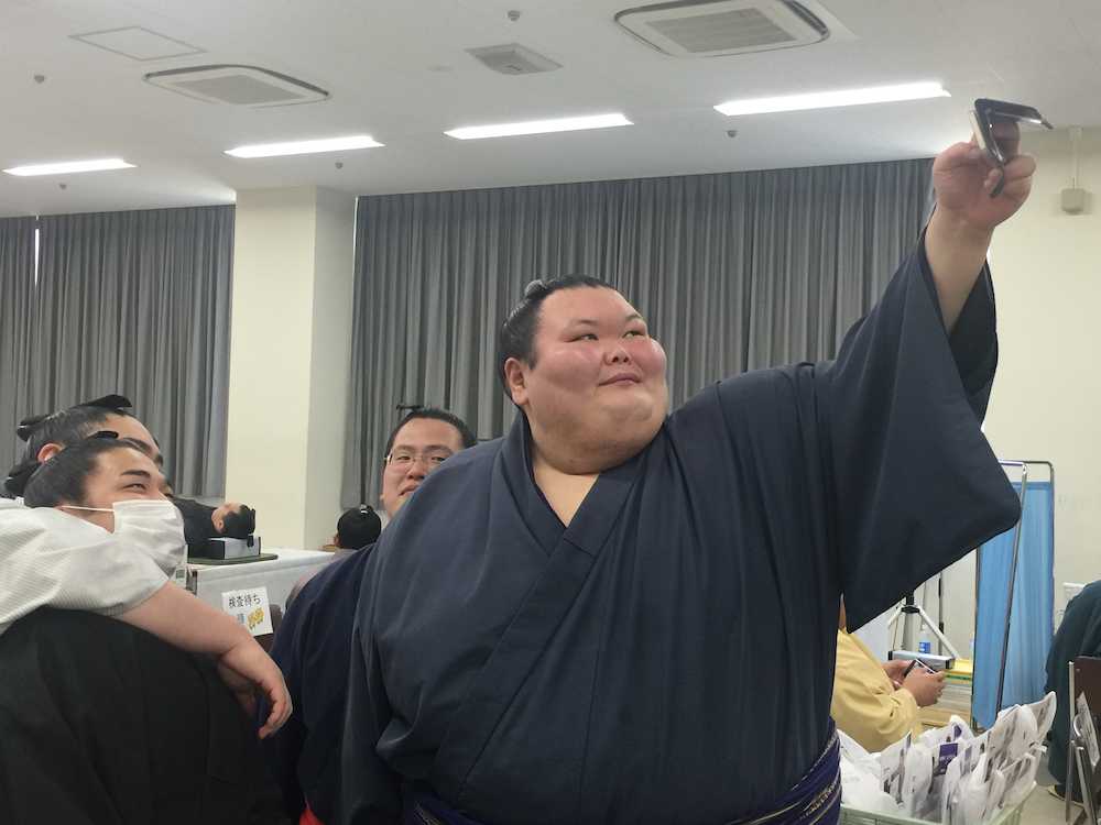 献血に訪れた大相撲三段目の大露羅