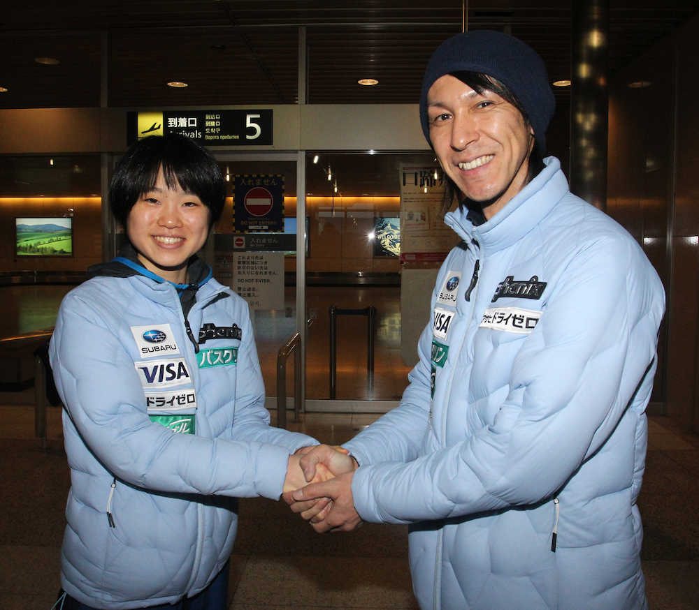 新千歳空港で握手を交わす（左から）伊藤、葛西