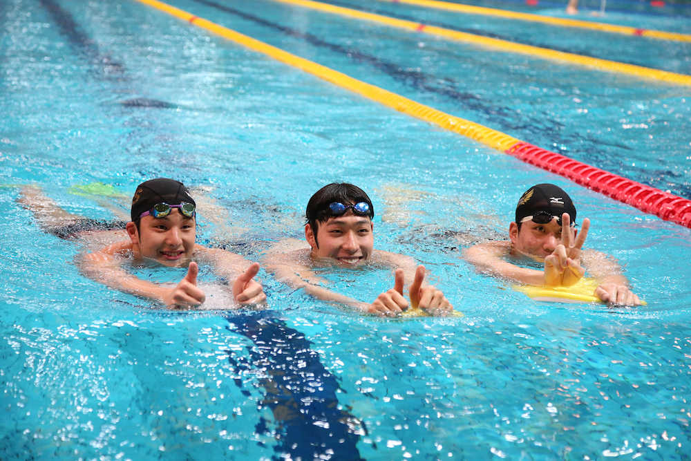 ＜競泳日本代表練習公開＞笑顔でクールダウンする（左から）瀬戸、萩野、小堀
