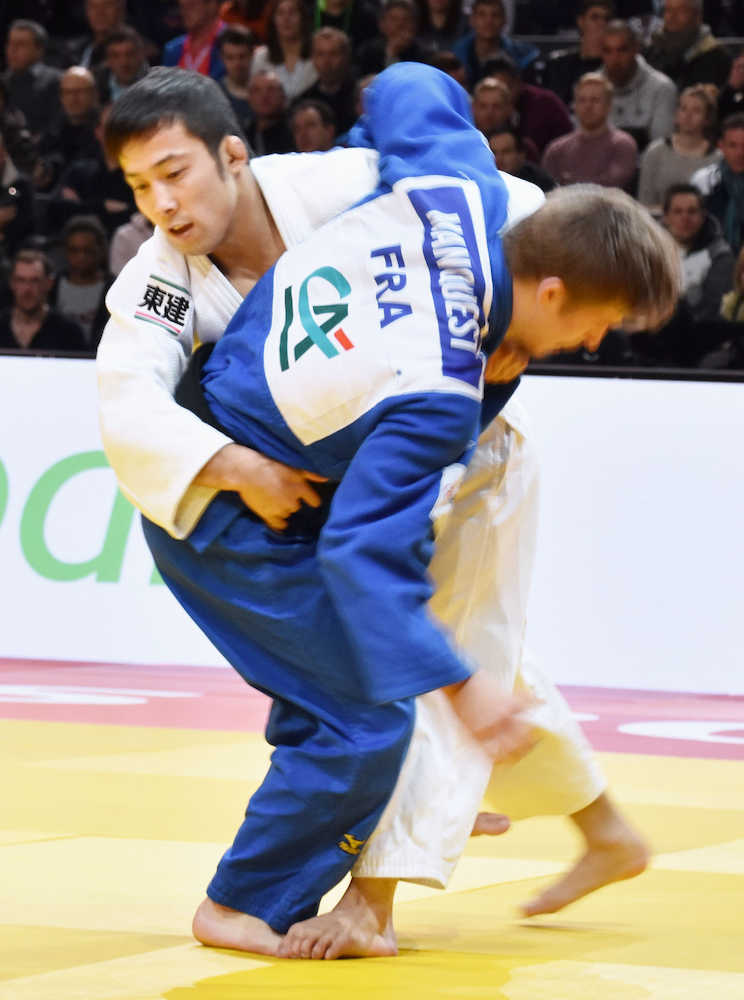 柔道ＧＳパリ大会男子６０キロ級２回戦でフランス選手（手前）を攻める高藤直寿