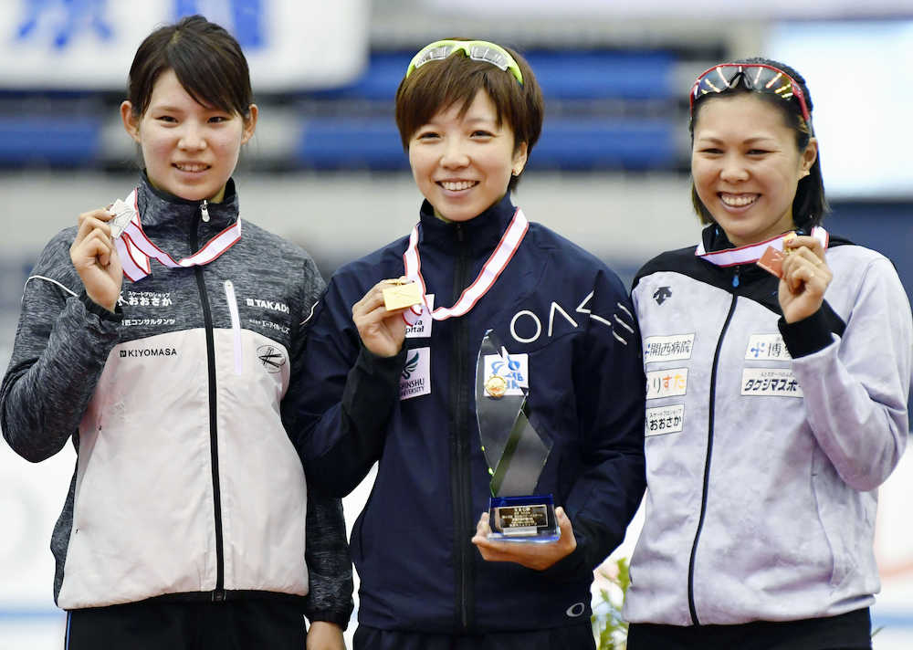 女子５００メートルで優勝した小平奈緒（中央）。左は２位の神谷衣理那、右は３位の辻麻希