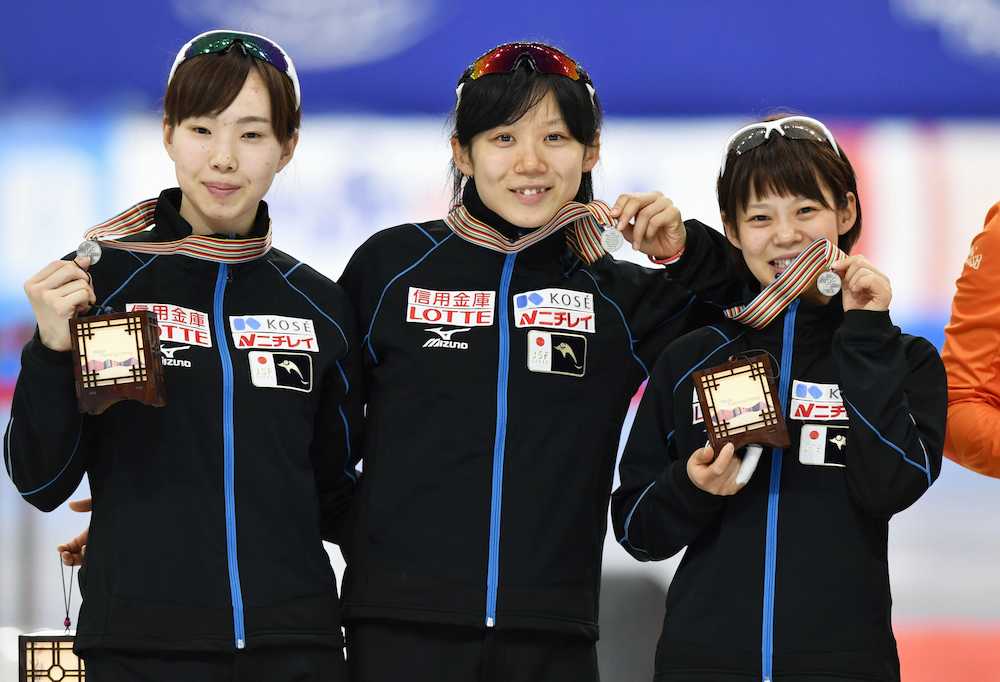 女子団体追い抜きで銀メダルを獲得し笑顔の（左から）押切、高木美、高木菜の日本女子チーム