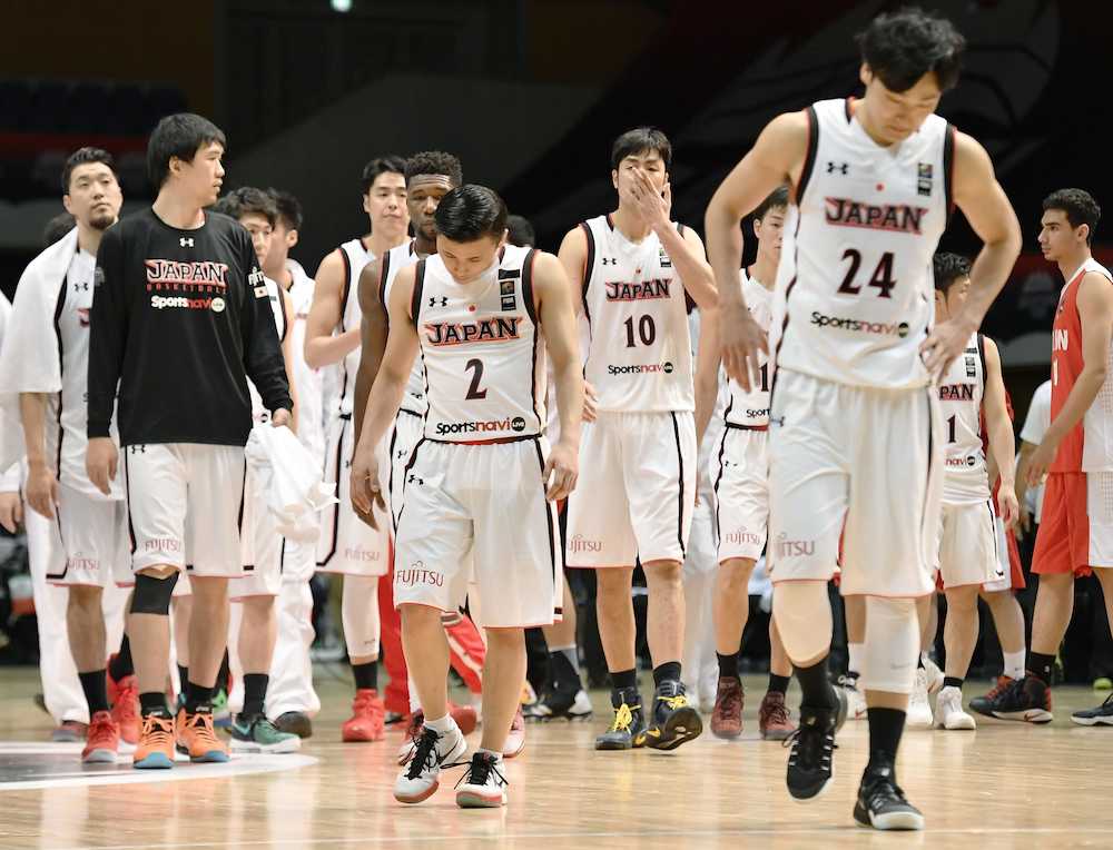 イランに競り負け、肩を落とす日本の選手たち